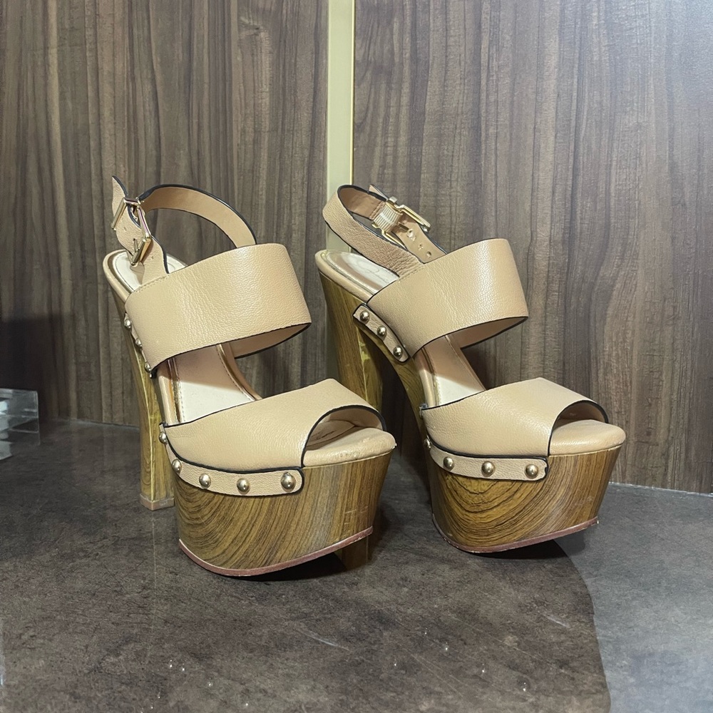 Jessica Simpson Nude platform heels